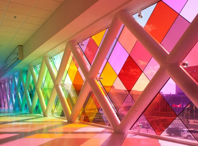 州的色彩和声音的抽象化,凝聚成一个拥有超过150种颜色的彩色玻璃幕墙