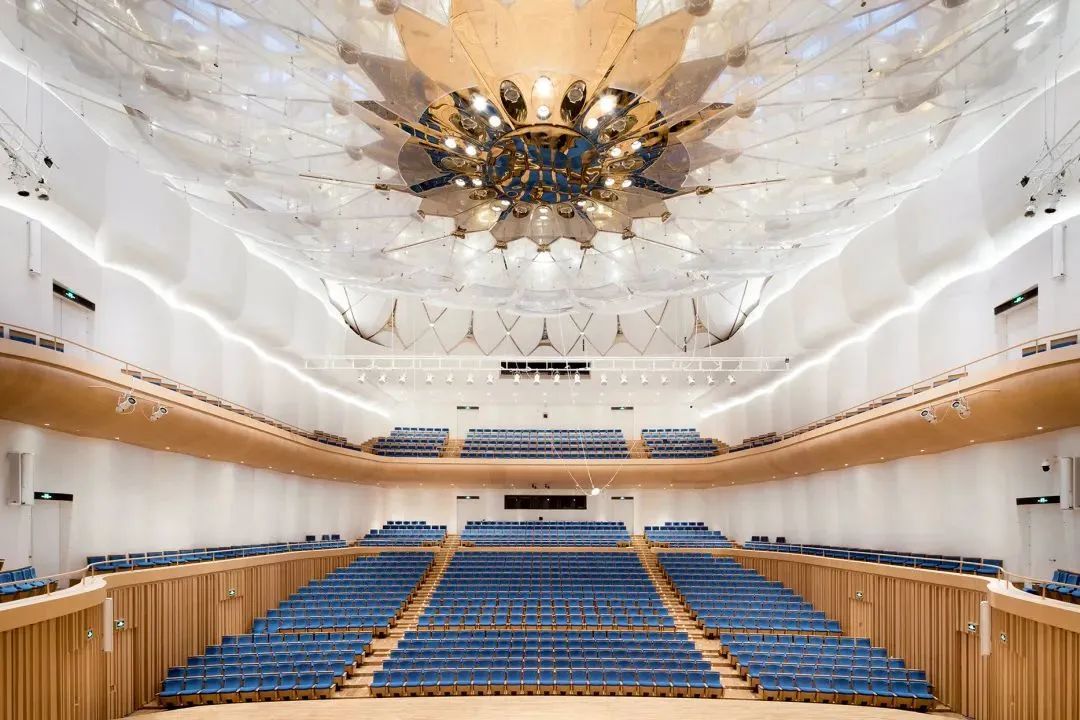 音乐厅厅内装饰基调为白色,主舞台上空的反声板"水晶芙蓉"为厅内的