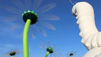 高达37英尺的“毛毛虫”旋转跟踪投影雕塑