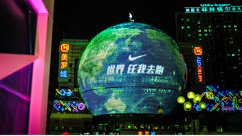 NIKE REACT跑动地球