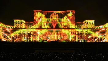 罗马尼亚<b>国家大剧院</b>楼体投影：光之桥梁