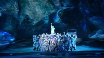 全国首部大型沉浸式<b>实景体验</b>魔幻光影秀“满秀”盛装开演！