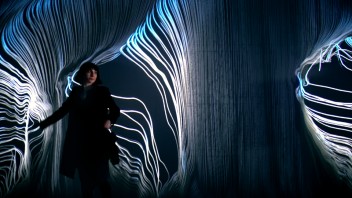 极简的线条、粒子、纱幕投影、动画交互完美诠释了羊毛这项元素