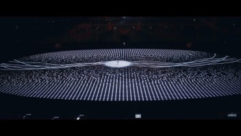一男一女在7200平方米全尺寸投影的奥林匹克体育场中翩翩起舞