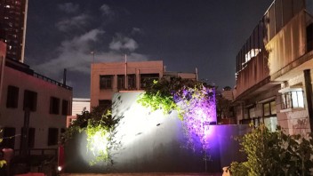 游园惊梦：城中村里的灯光艺术节