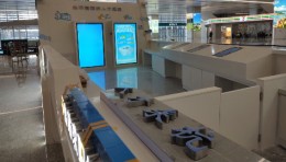 数字标牌显示屏幕在交通枢纽场景中有哪些典型应用？