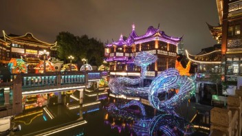 大型光影艺术装置“鱼旎如意”点亮豫园灯会的夜