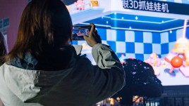 重庆观音桥3788“亚洲之光”，全球首创户外LED巨幕“裸眼3D+互动体验”游戏