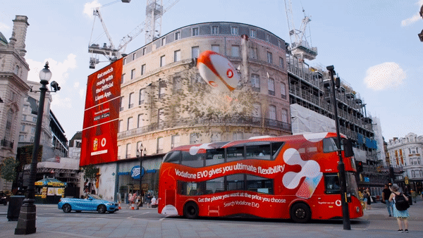 巨型 Nike 球鞋漂浮在街上，裸眼 3D 广告是宣传新趋势？