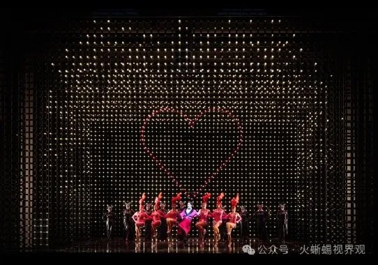 6500个LED灯构成的新版百老汇音乐剧《芝加哥》的舞台！