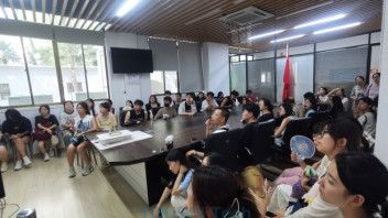 山西工商学院师生研学投石光影艺术馆