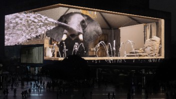 奇幻联动！裸眼3D大象与观音桥<b>音乐</b>喷泉嬉水共舞