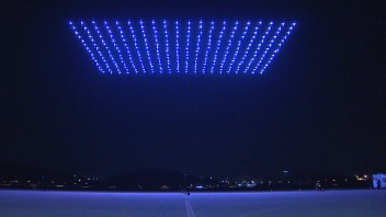 300架无人机演示29个国家国旗