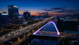 苏州娄江夜景堪称大片，三座桥竟亮成了一条光带