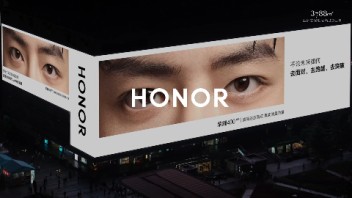 荣耀400系列登陆重庆，于亚洲第一屏上用「眼神杀」制造「引力场」！