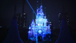 韩国乐天世界主题乐园，上演炫酷城堡投影秀