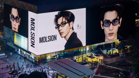 陌森眼镜携手品牌代言人张凌赫登陆3788“亚洲之光”地标巨幕！