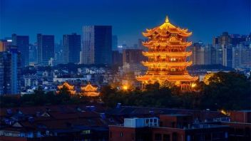 1985年以来黄鹤楼首次开放夜游，行浸式光影秀穿越千年