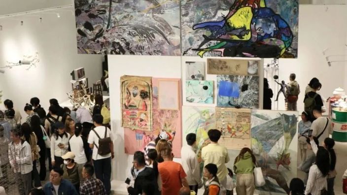 宇树发布全球首款量产载人变形机甲；小米豪掷100万亿Token免费发放；威尼斯双年展中国馆 “梦溪” 正式揭幕！