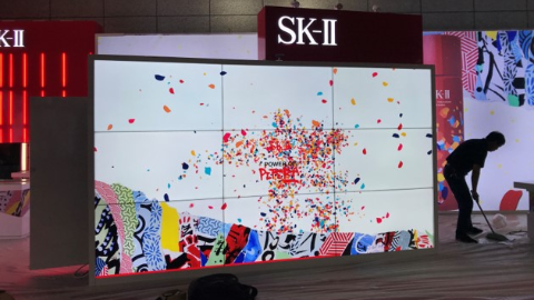 武汉商业广场SKII活动专场—互动拼接屏幕助力品牌大促