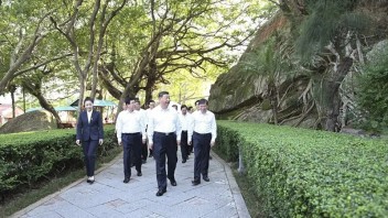 习近平：把<b>文化旅游业</b>培育成为支柱产业