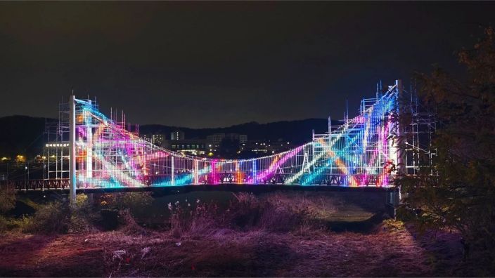 韩国天寿桥之夜：晶透屏绘就诗意光影画卷