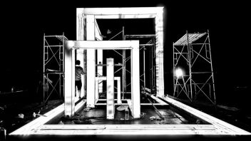 某集体 · 作品 |「无限」 在城市边缘点亮一座时空之门