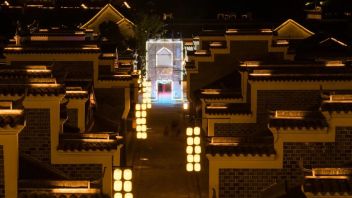 长舒舞袖、拂遍铜官｜十二名<b>先锋设计</b>师作品点亮世界媒体之都