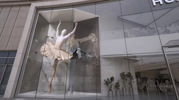 当「虚拟数字芭蕾舞者」在华为旗舰店前跳舞……咱就是说，一个字：绝！