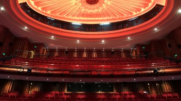 2023第四届白玉兰照明奖申报<b>倒计时</b>10天，分享第二届金奖项目:上海中国大戏院