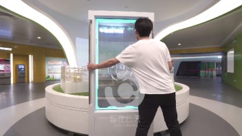 AR触控透明屏：360度看地铁