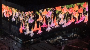 3788“亚洲之光”巨幕×<b>生成艺术</b>家杨习习共织夏夜幻梦