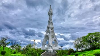 太魔幻了！日本<b>大阪</b>180米白色巨塔，奇幻造型惹争议！网友：这真的不是AI吗？
