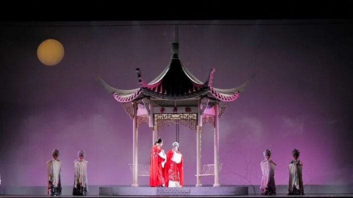 以“亭”为眼，以“光”为界——论新编京剧《红笺》舞美的诗意叙事与空间自觉