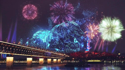 《冰奥报春·元宵迎祥》--长江灯光秀AR光影秀祝福江城人民节日欢庆好梦可圆