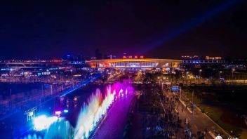 <b>扬州东站</b>上演大型水景秀 MS300成就高铁网红景点