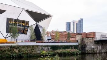 摆脱传统! Aviva Studios艺术中心照明详解