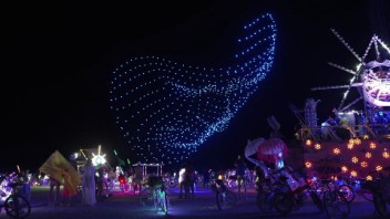 无人机演绎|Burning Man<b>无人机艺术</b>展，化作繁星的天空巨人向Larry Harvey致敬