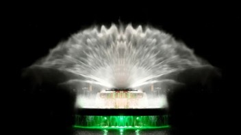 鸿蓝文化告诉您怎么用<b>水幕投影</b>展现的效果进行商业宣传？