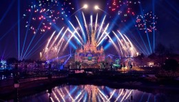上海迪士尼5岁生日庆典正式开启！全新“奇梦之光幻影秀”首演！