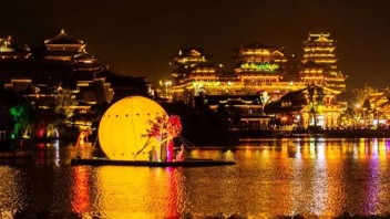 年轻人带动“<b>中式夜游</b>”爆火，“国潮+夜游”究竟有什么魔力？