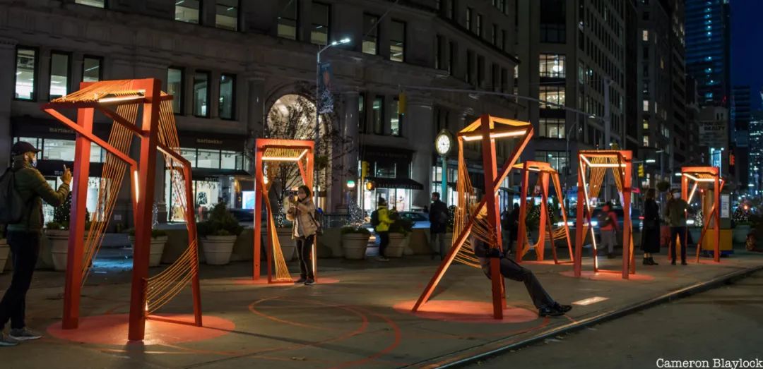公共艺术 | 受社会距离启发的熨斗广场艺术装置
