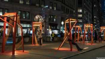 <b>公共艺术 </b>| 受社会距离启发的熨斗广场艺术装置