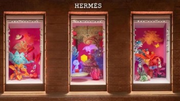 爱马仕之家夏季橱窗---中国传统神话与科幻未来的创新结合
