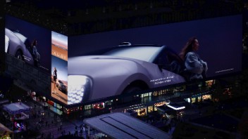 AUDI×郑钦文 | <b>亚洲第一屏</b>上演绎行于心动间