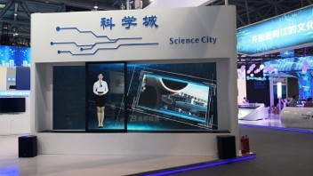 在展厅设计中常见的几种互动滑轨屏展现形式