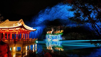 <b>江苏园博园</b>在夜晚增添亮丽风景