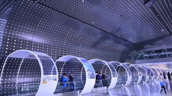 广州白云机场首推体验空间，鸿合光影时空隧道上演梦幻『穿越』