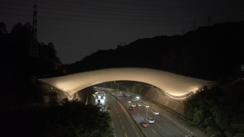 鲲鹏径一号桥，暗夜与生态交织的优雅之月