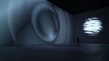 艺术家在北京艺术博物馆展示沉浸式黑洞